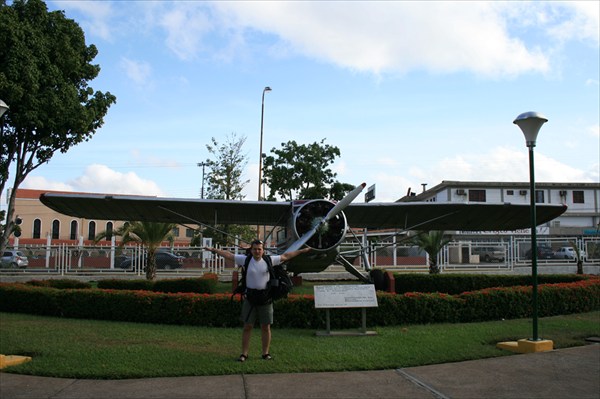 Памятник Джими Анджелу в аэропорту Боливара